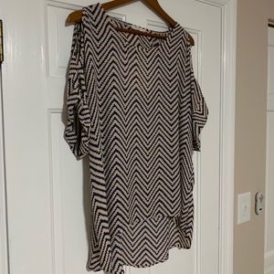 $$$ Cream/navy blue cold shoulder blouse x